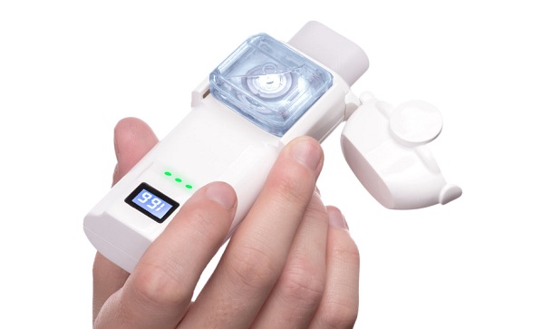 Digitálny inhalátor od spoločnosti Pneuma Respiratory sníma, keď sa používateľ nadýchne a potom automaticky uvoľní hmlu s liečivom cez elektronický uvoľňovač.  