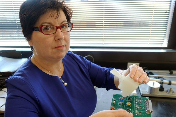 Profesorka Perena Gouma vytvorila ručný analyzátor dychu, ktorý dokáže detegovať vírus chrípky