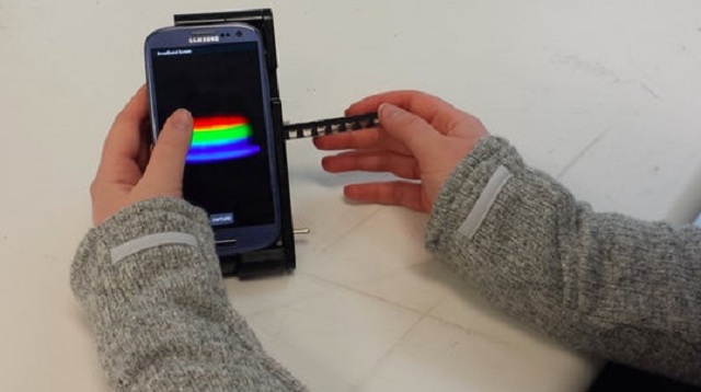 Vedci z Illinoisskej univerzity vyvinuli lacné zariadenie TRI, ktoré dokáže vykonať lekársku diagnostiku prostredníctvom smartfónu.